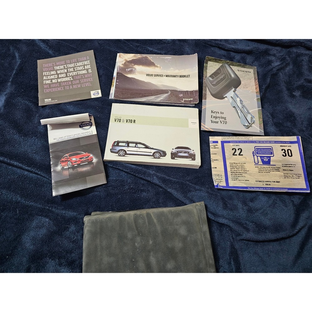 2004 Volvo V70 owner's manuals and service documents with Case multiple books
